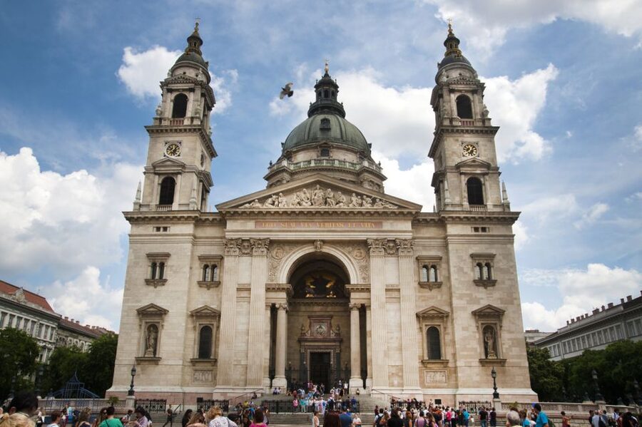 Budapest: Multilingual Highlights Tour - Crossing to Buda Castle by public transport, and why it matters