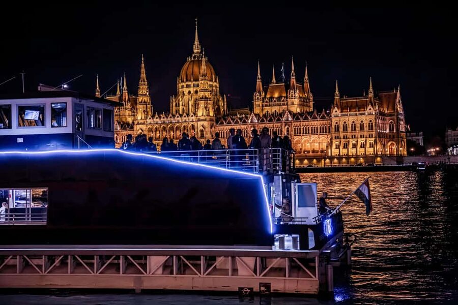 Budapest: Nighttime or Daytime City Sightseeing Cruise - The Route Along the Danube: What You See and How to Read It