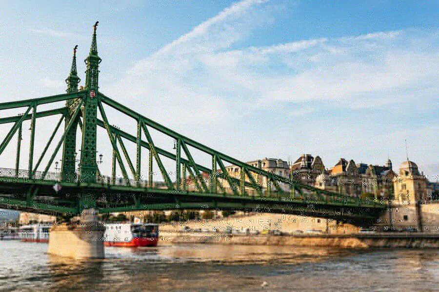 Budapest: Nighttime or Daytime Sightseeing Cruise - Onboard audio, screens, and the app option that keeps you oriented