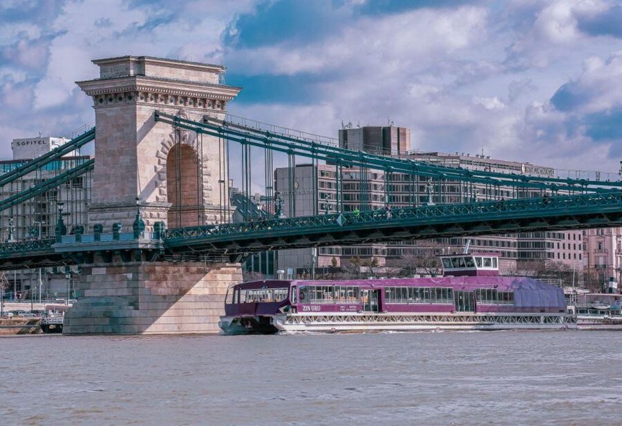 Budapest: Nighttime or Daytime Sightseeing Cruise - Drinks, snacks, and what to plan for on a one-hour cruise