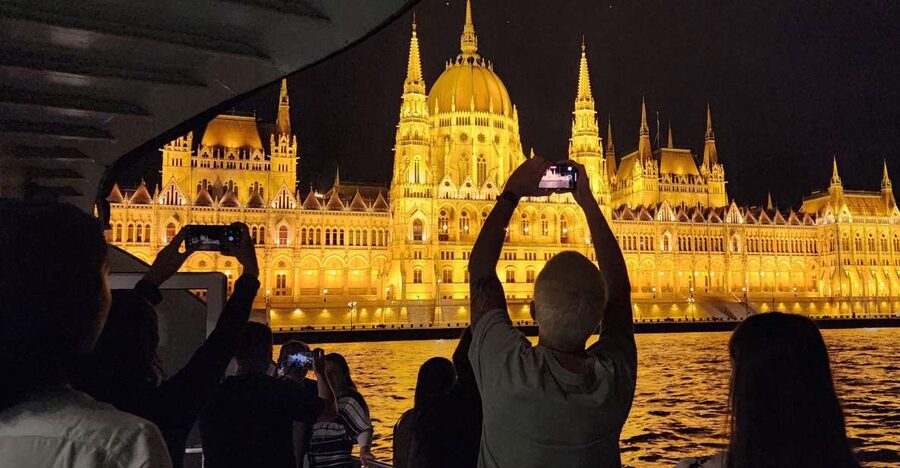 Budapest: Nighttime or Daytime Sightseeing Cruise - Practical tips to make your cruise smoother and your photos better