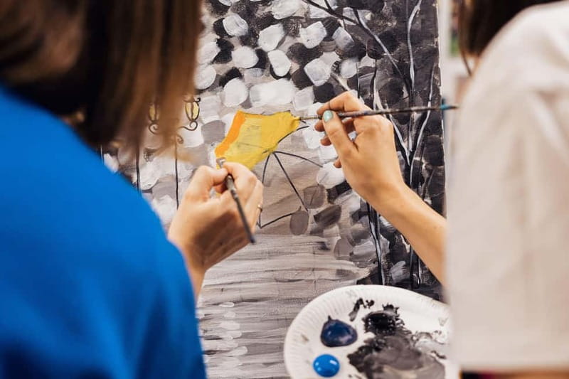 Budapest: Paint and sip experience - English instruction and group setup: who this works for