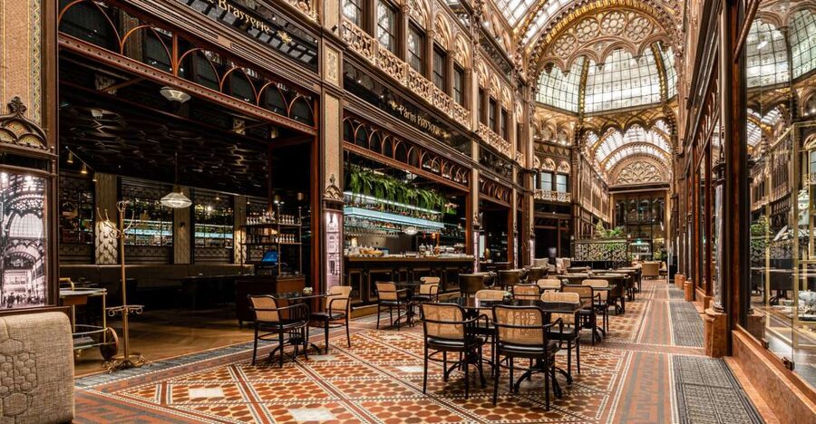 Budapest: Párisi Passage Restaurant 3-Course Menu - Entering the experience: where the meal starts