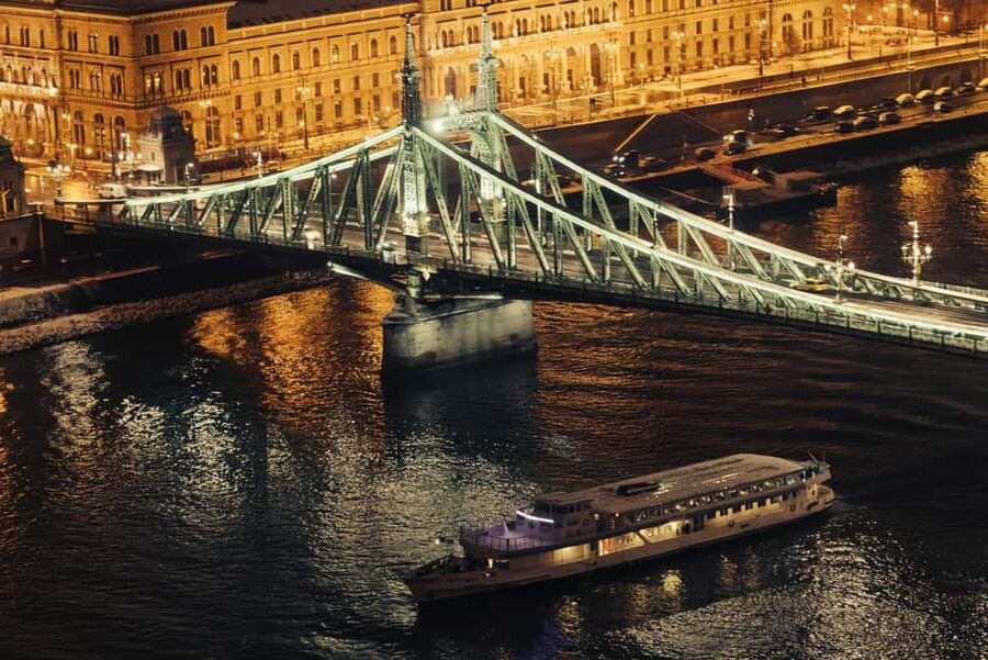 Budapest: Parliament Panorama Cruise with Törley Prosecco - International Days: themed drink and snack, plus student options