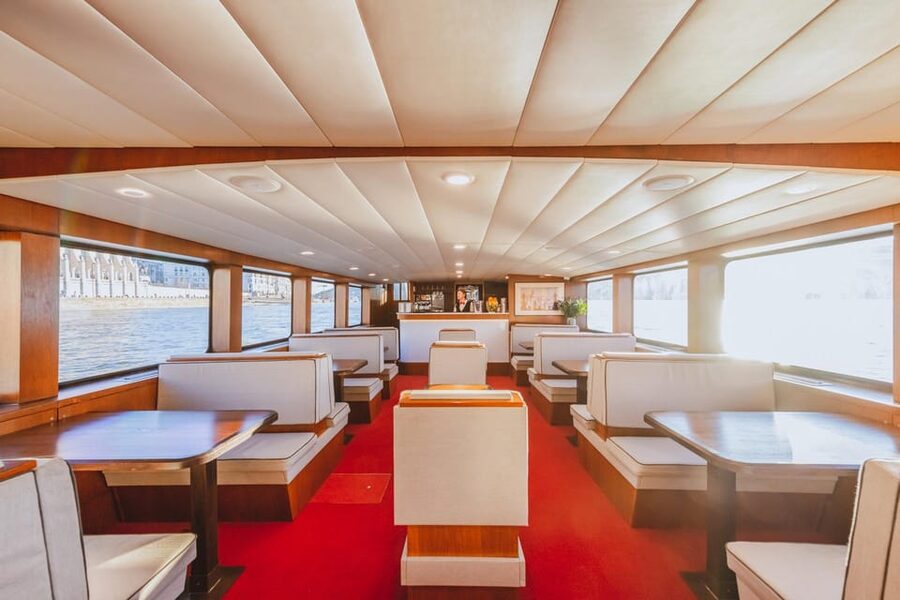 Budapest: Premium Sightseeing Cruise with Tokaj Frizzante - A 1-hour Danube reset with Tokaj Frizzante