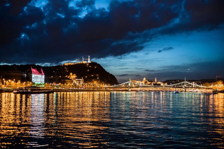 Budapest: Premium Sightseeing Cruise with Tokaj Frizzante - Getting to Duna Cruises and Dock 10 near Elizabeth Bridge