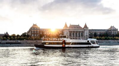 Budapest: Premium Sightseeing Cruise with Tokaj Frizzante