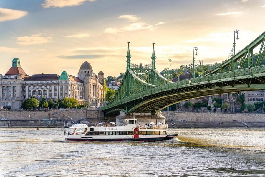 Budapest: Premium Sightseeing Cruise with Tokaj Frizzante - Central Market Hall to Chain Bridge: where Budapest turns photogenic