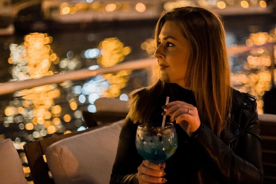 Budapest: Premium Sightseeing Cruise with Tokaj Frizzante - The bar, drinks, and small comfort details that add up