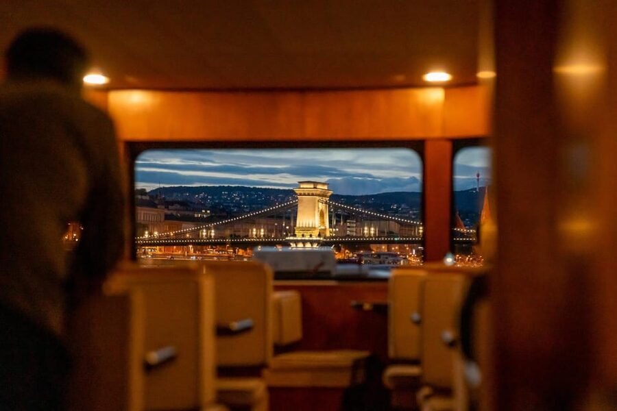 Budapest: Premium Sightseeing Cruise with Tokaj Frizzante - Pace and practicality: why 1 hour works