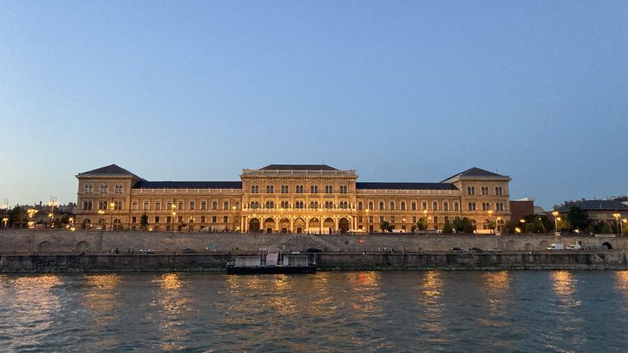 Budapest: Private Sightseeing Tour by car - Jewish Quarter and Liberty Bridge: getting the full city picture