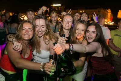 Budapest: Pub Crawl & Ruin Bar Tour – Free Shots & VIP Entry