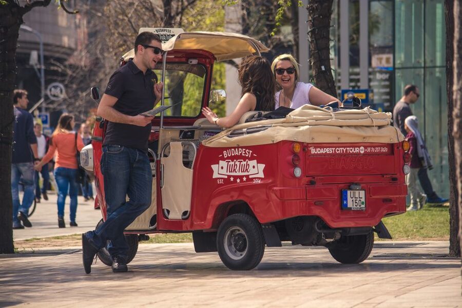 Budapest: Scenic Tuk Tuk Tour - From central streets up to Gellért Hill, where the views do the work