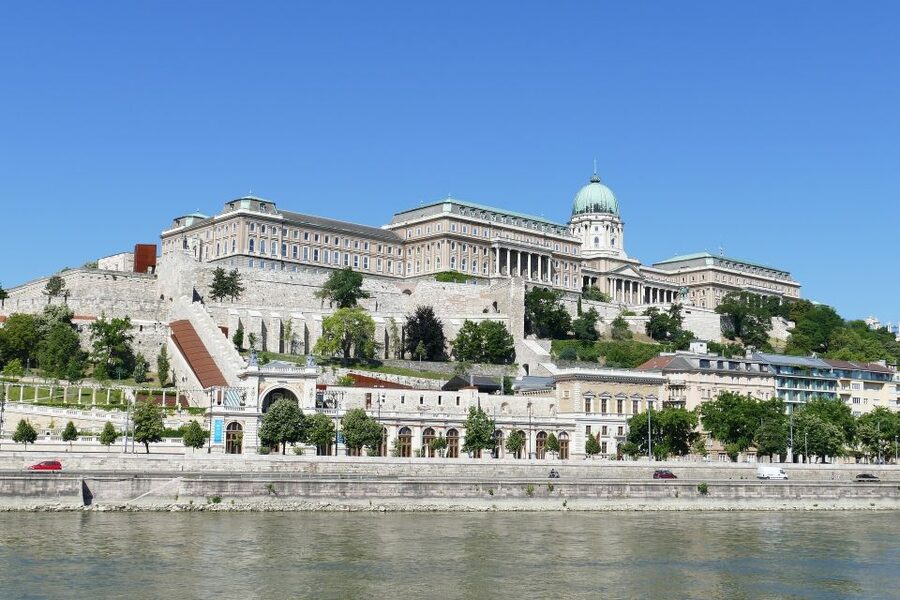 Budapest: Sightseeing Cruise on the Danube - Timing matters: 12:00 vs 19:00 vs 22:00