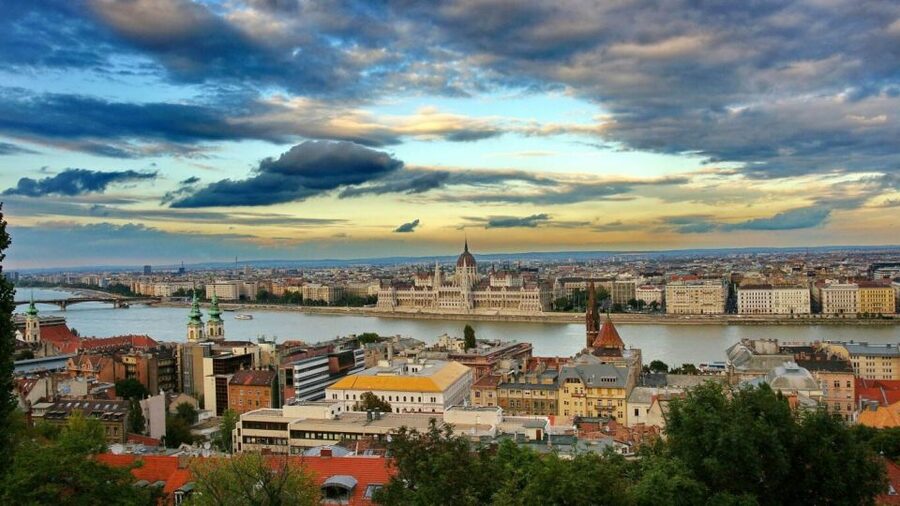 Budapest: Sightseeing Cruise on the Danube - Deck strategy: where to stand and what to wear