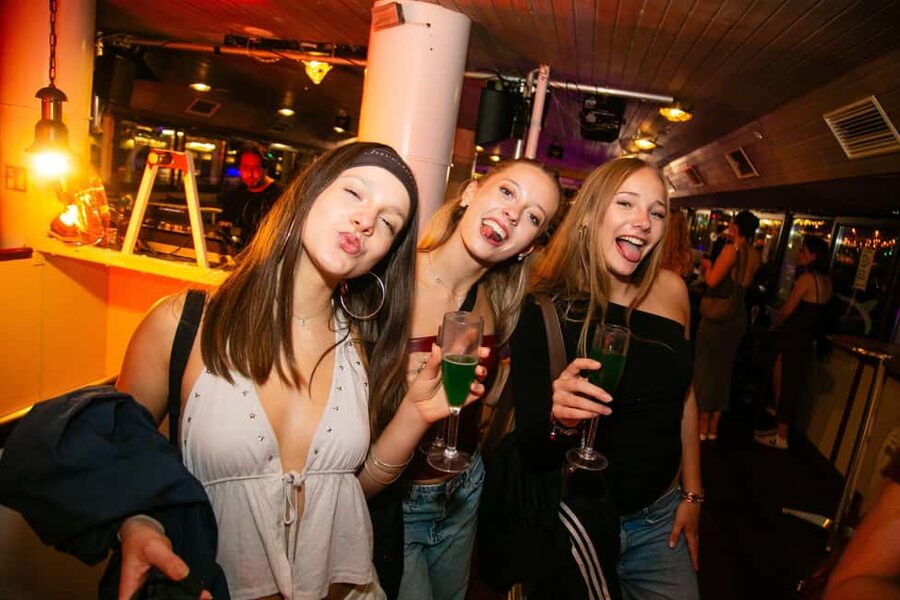 Budapest: Sightseeing River Cruise with Unlimited Cocktails - Key things that make this cruise work