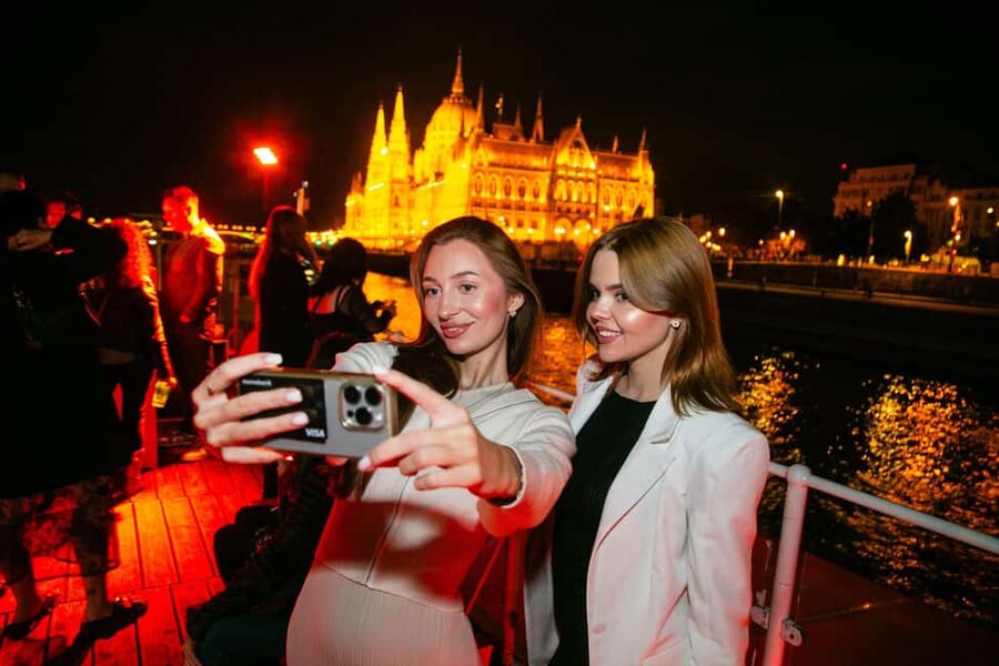 Budapest: Sightseeing River Cruise with Unlimited Cocktails - From Akadémia Dock 2 to the MS Stadt Wien, fast