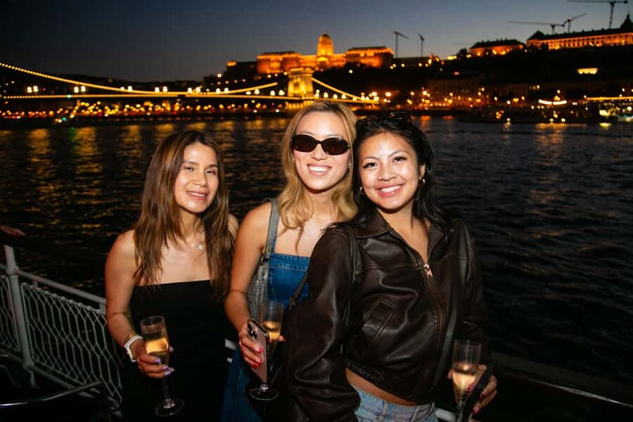 Budapest: Sightseeing River Cruise with Unlimited Cocktails - Sunset-to-night lighting, where the photos really happen