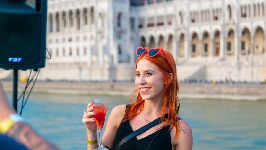 Budapest: Sightseeing River Cruise with Unlimited Cocktails - Little planning tips that make the night smoother