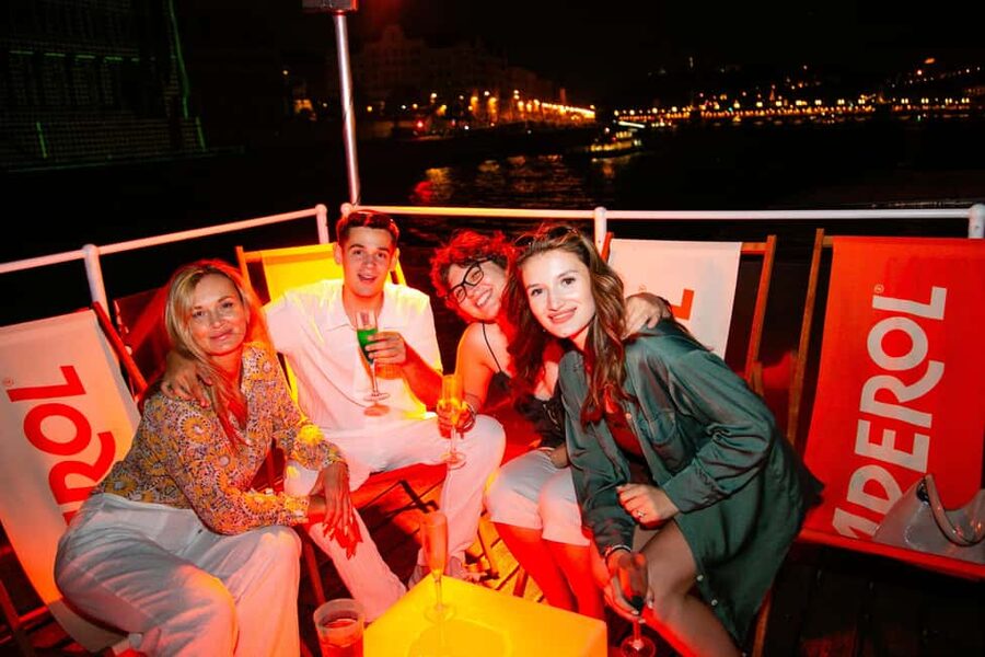 Budapest: Sightseeing River Cruise with Unlimited Cocktails - Unlimited drinks, how the service really feels