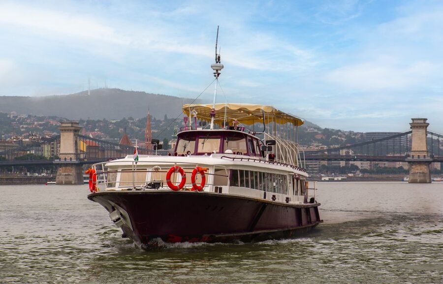 Budapest: Sightseeing Tour by Boat - Where You Meet and Why Getting There Early Matters