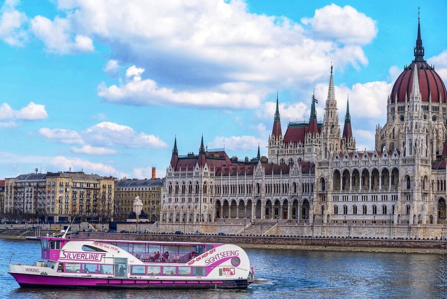 Budapest: Sightseeing Tour by Boat - Chain Bridge: Guardian Lions and a Classic Budapest Framing