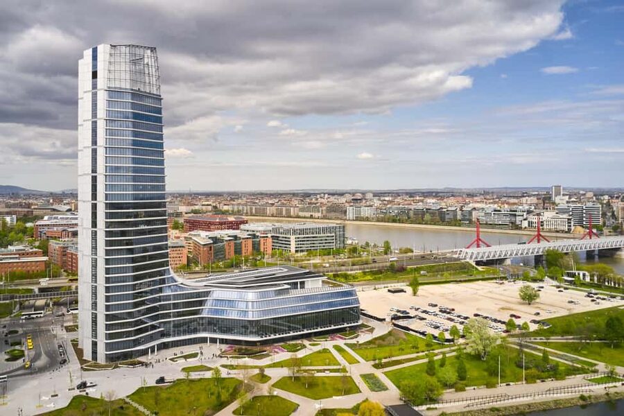 Budapest SkyDeck Tower – Panoramic Lift & Viewing Platform - Using the SkyDeck AR app to turn looking into learning