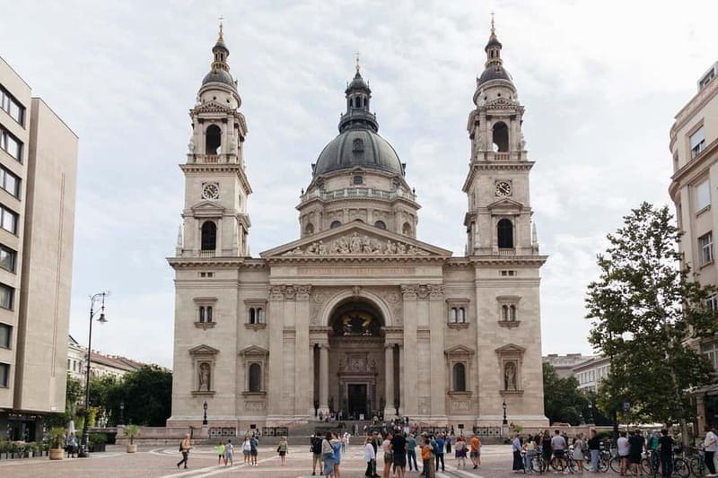 Budapest: St. Stephen's Basilica Tour & Music Performance - Finding the Maggino guide at Szent István tér without stress