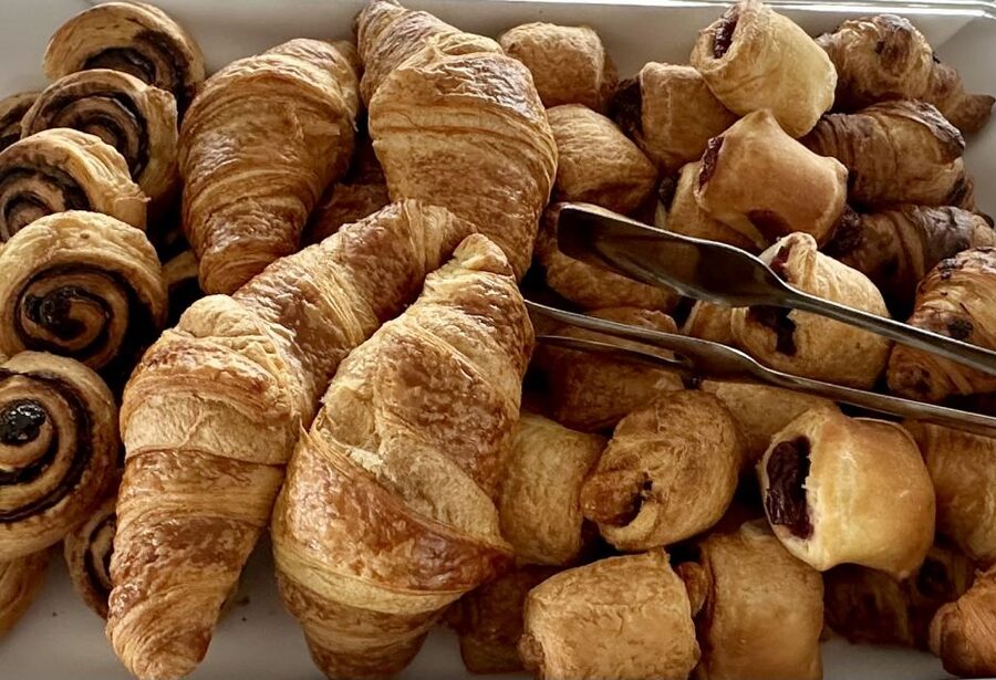 Budapest: Summer Brunch & Cruise with Prosecco or Cake - Staff, timing, and the reality of an on-boat buffet