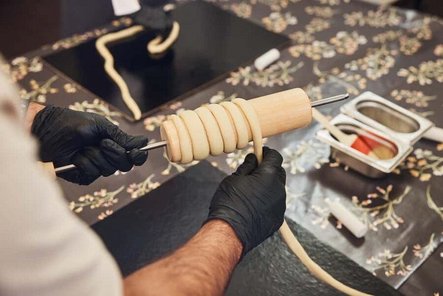 Budapest: Traditional Chimney Cake (Kürtőskalács) Workshop - The 65-minute rhythm: roll, wrap, bake, sugar, eat