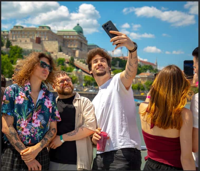 Budapest: Unlimited Drink Cruise - Timing Tips: Daylight vs Night, and Why Your Start Time Changes Everything