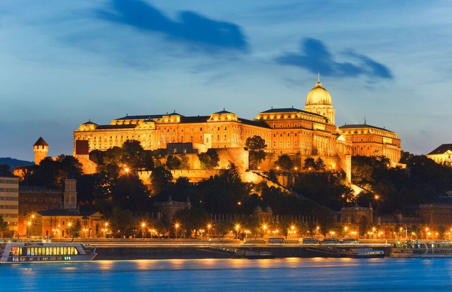 Budapest: Unlimited Prosecco and Wine Sightseeing Cruise - Dock 11 by Elisabeth Bridge: how the meeting point affects your experience