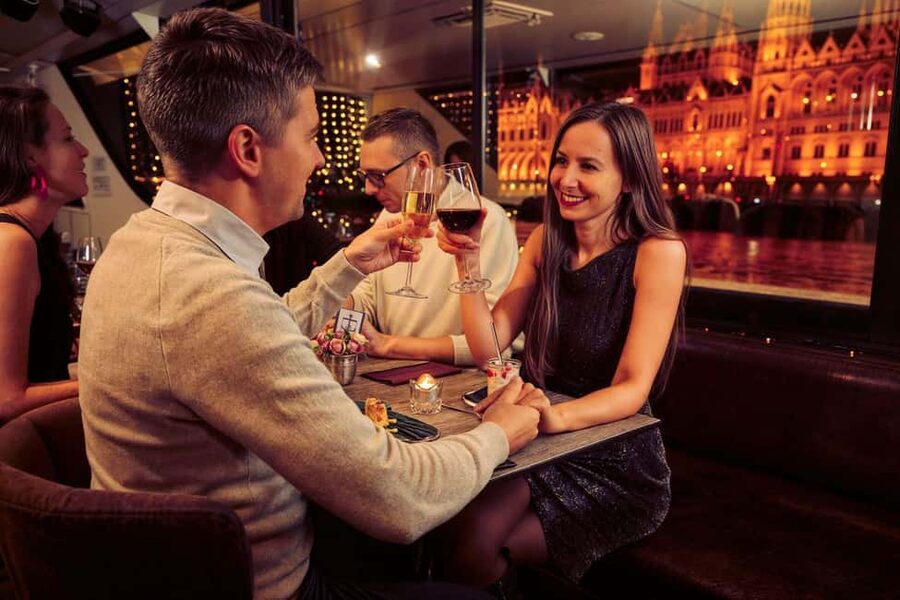 Budapest: Valentine’s Day Dinner Cruise with Piano Show - The 4-course dinner onboard: what’s included and how the menu works