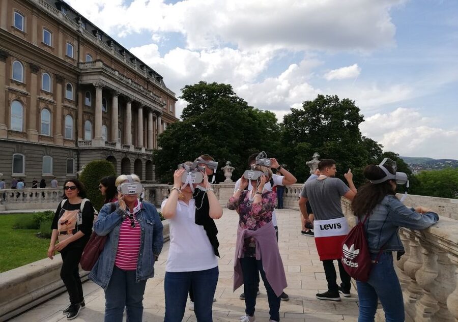 Budapest: Virtual Reality Tour in 8 Languages - Who should book, and who should skip the headset tour