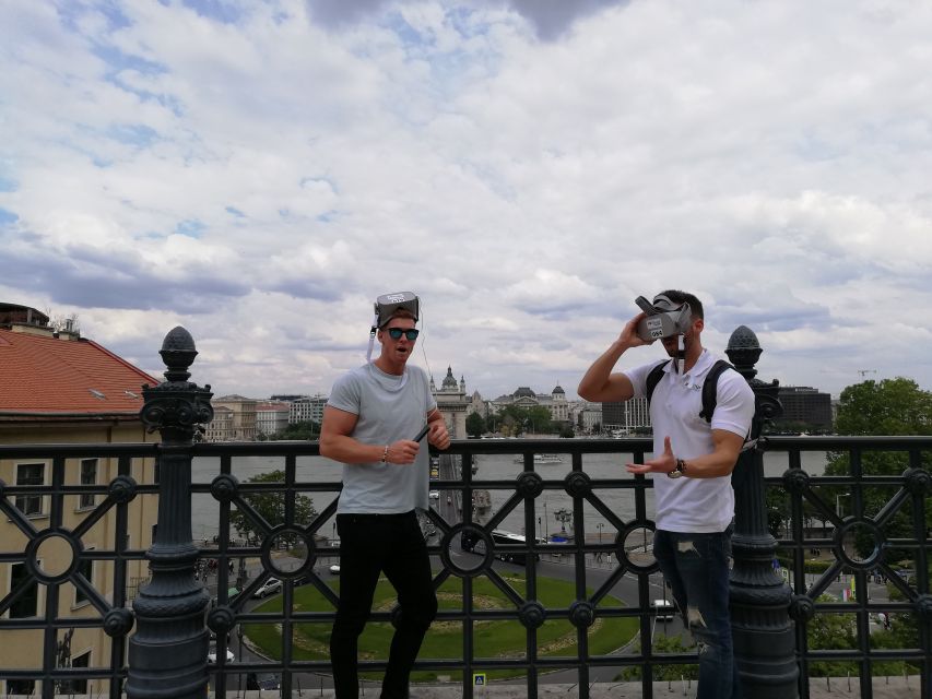 Budapest: Virtual Reality Tour in 8 Languages - The 90 minutes: six VR stops, short breaks, and a hike you should take seriously