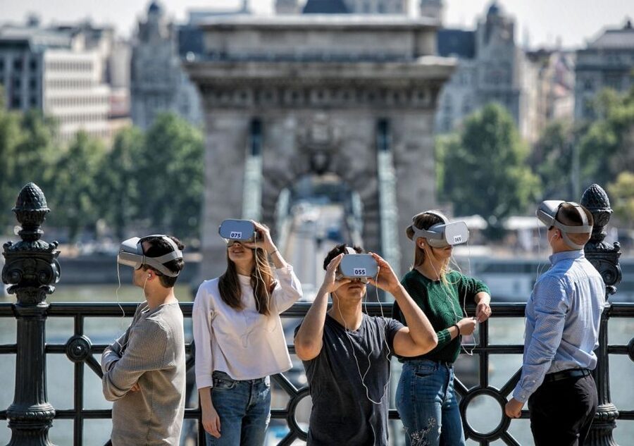 Budapest: Virtual Reality Tour in 8 Languages - Medieval Buda Castle construction, then war, then revolution