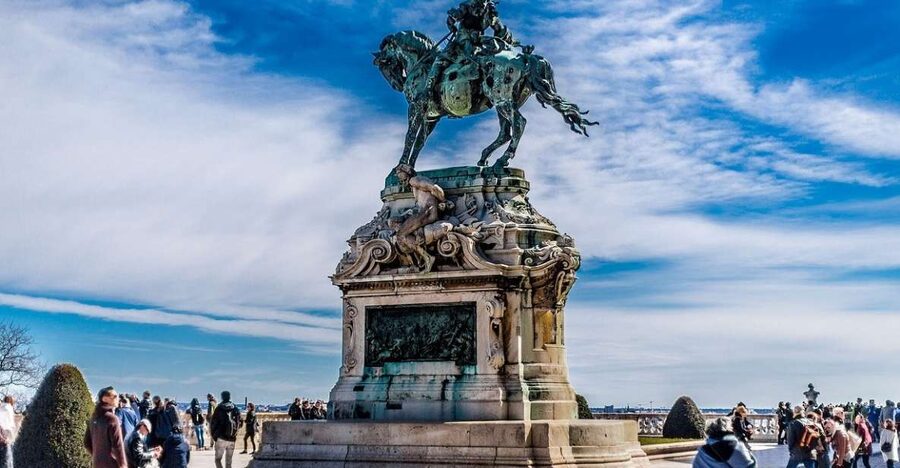 Budapest: Walking Tour in German - The Chain Bridge area and crossing the Danube by public transport