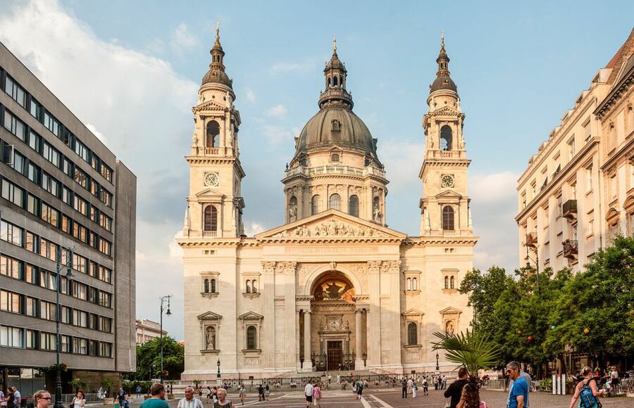 Budapest: Walking Tour in German - What I’d watch out for: German-only, transit segment, and the no-shorts rule