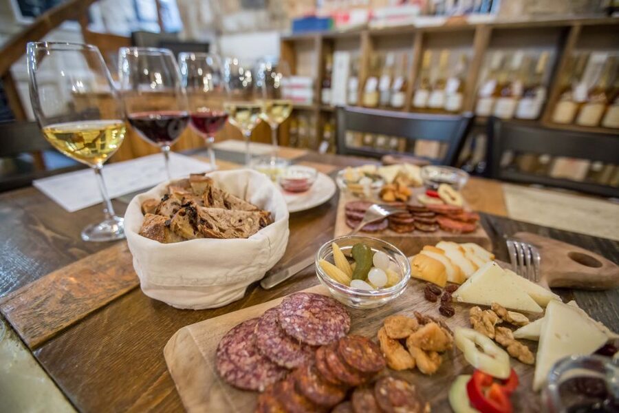 Budapest: Wine, Cheese, and Charcuterie Tasting - The 90-minute format: five Hungarian pours plus food pairings