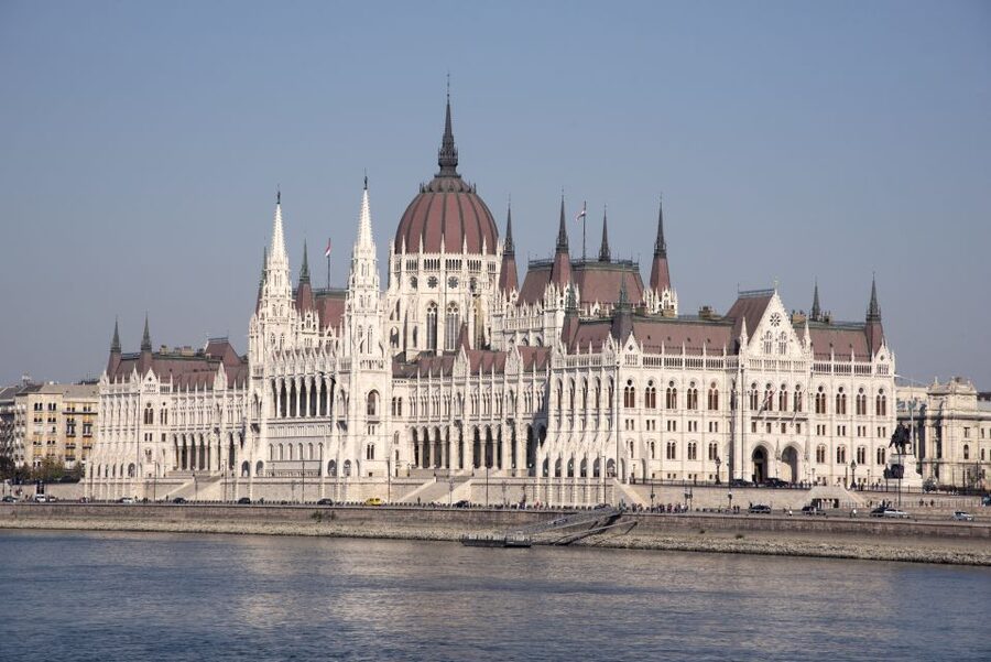 Castle District & Pest Driving Tour with Danube River Cruise - Who this tour suits best