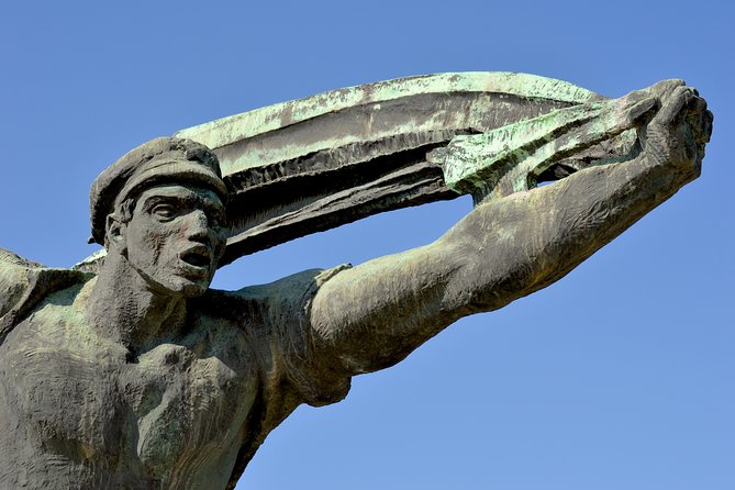 Communism in Hungary with a Historian - Starting at Elizabeth Square, the city’s political front door