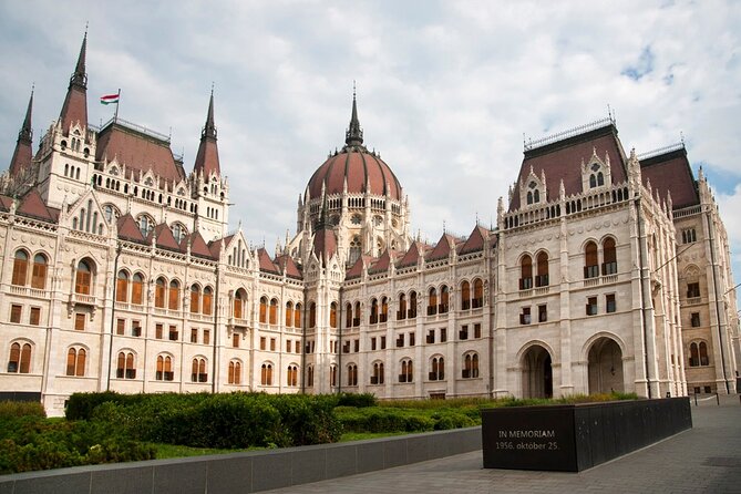 Comprehensive sightseeing tour - Szabadság tér and Kossuth Lajos Square: history you can feel in stone