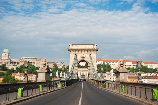 Comprehensive sightseeing tour - Parliament and the Danube crossing: where the views start doing the work