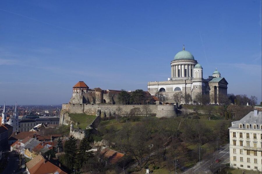 Danube Bend: Private 8-Hour Full Board Tour from Budapest - Private 8-Hour Danube Bend, From Hotel Pickup to River Views