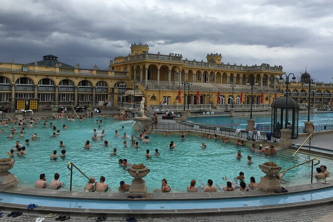 Entrance to Szechenyi Spa in Budapest - Food and breaks: what to do between soaks