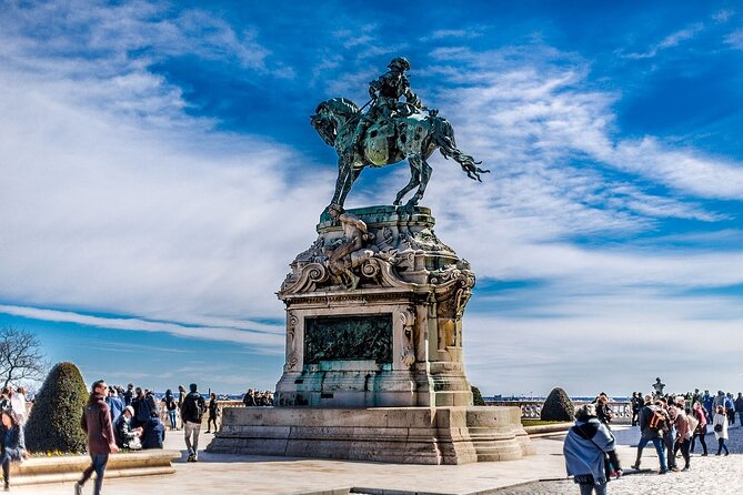 Essential Walking Tour - King Matthias Fountain and Sandor Palace: small stops that add character