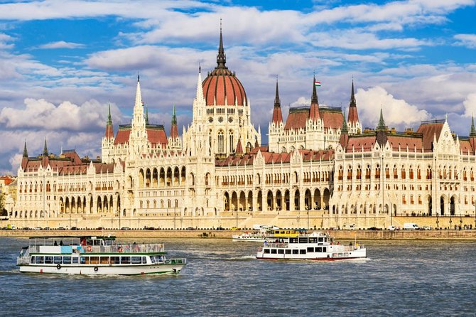 Full Day Private Budapest City Tour With Lunch and Cruise option - Getting picked up at 9:00: how the day flows