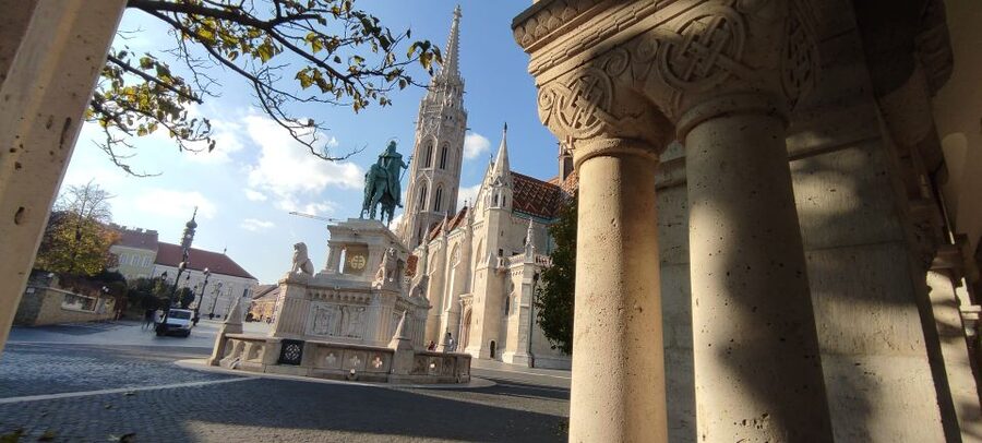 German guided tour through Budapest's castle district - Mary Magdalene Tower, Ruszwurm, and getting the local rhythm