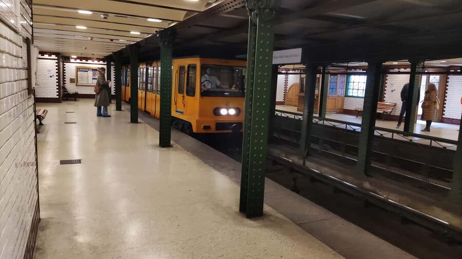 German tour in the Budapest city centre & the Jewish quarter - Downtown Budapest’s Old Buildings and the Politics of Daily Life
