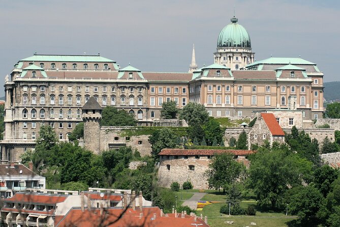Guided Tour in Budapest Castle District - Stop 2: Sándor Palace and the uniforms moment